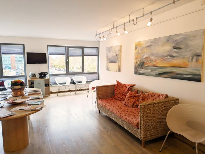 Helles Wartezimmer mit bequemen Sitzgelegenheiten in der Onkologie-Praxis Laatzen