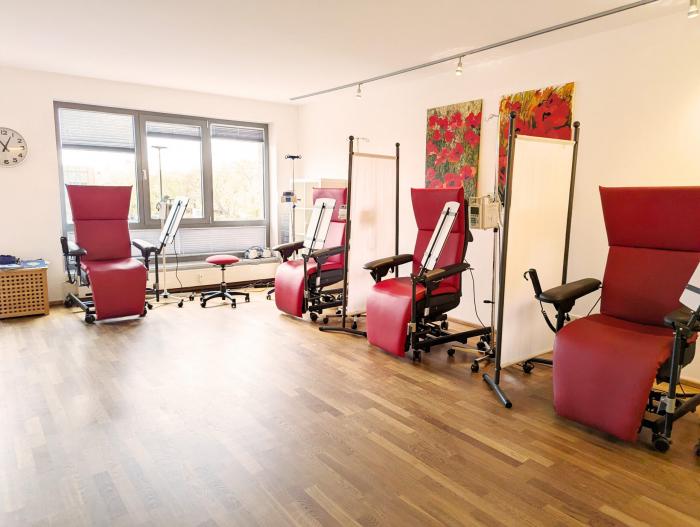 Heller Therapieraum mit modernen Behandlungssesseln in der onkologischen Praxis Laatzen