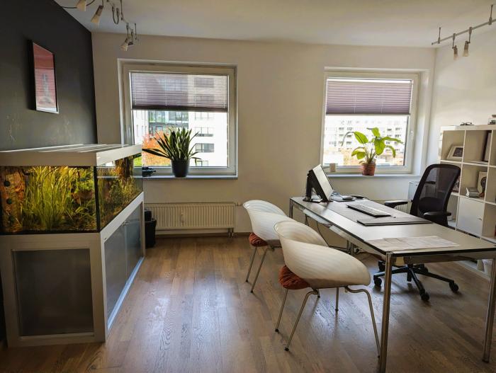 Modernes Arztzimmer für Patientengespräche in der Hämatologie-Praxis